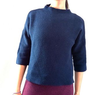 Pull bleu pour femme a manches 3/4. Fermeture éclair dans le dos. En Très bon état