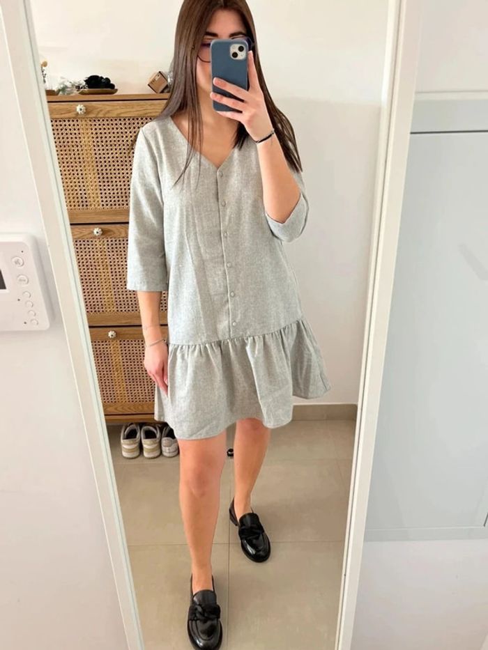 Robe grise à boutons