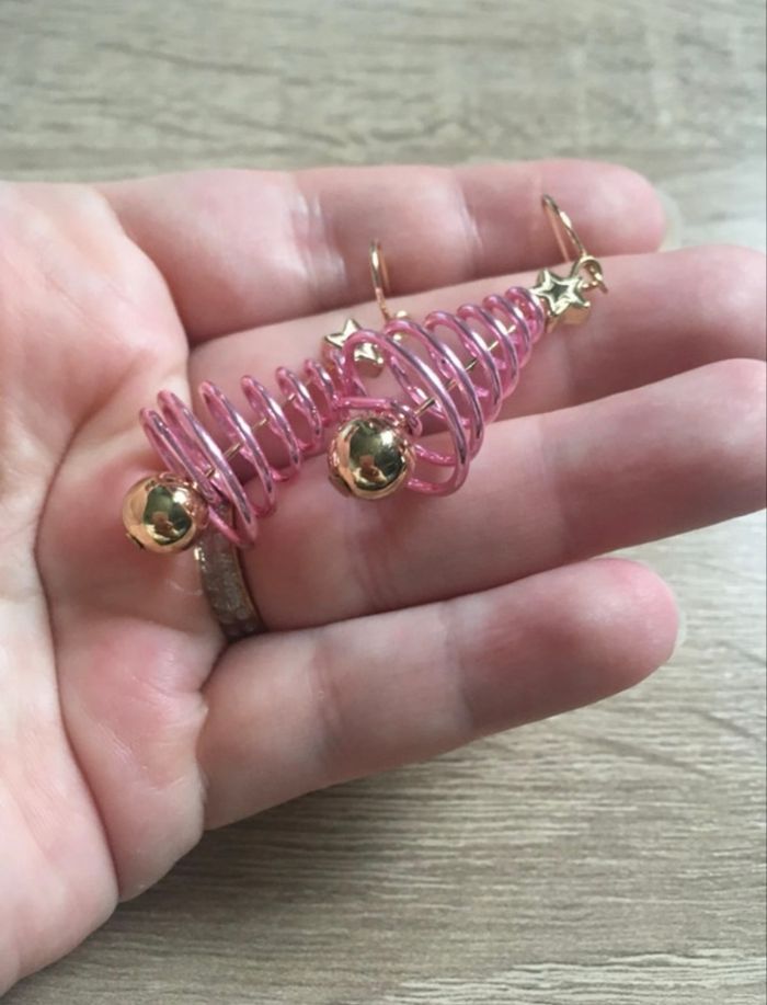 Boucles d’oreilles NEUVES pour femme forme de sapin couleur rose et doré - photo numéro 4