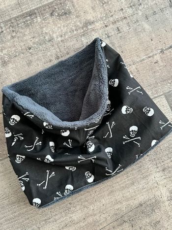 Snood tour de cou motif tête de mort noir gris foncé taille 8 ans 10 ans