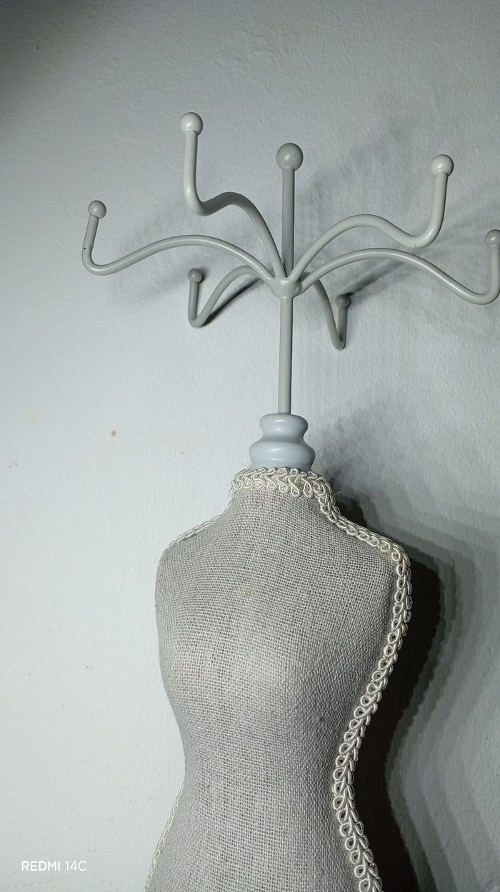 Porte bijoux tissu et bois, tête rotative métal, - photo numéro 4