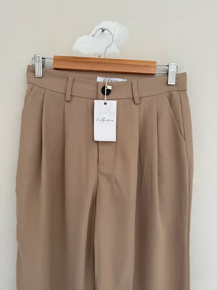 Pantalon beige neuf - photo numéro 3