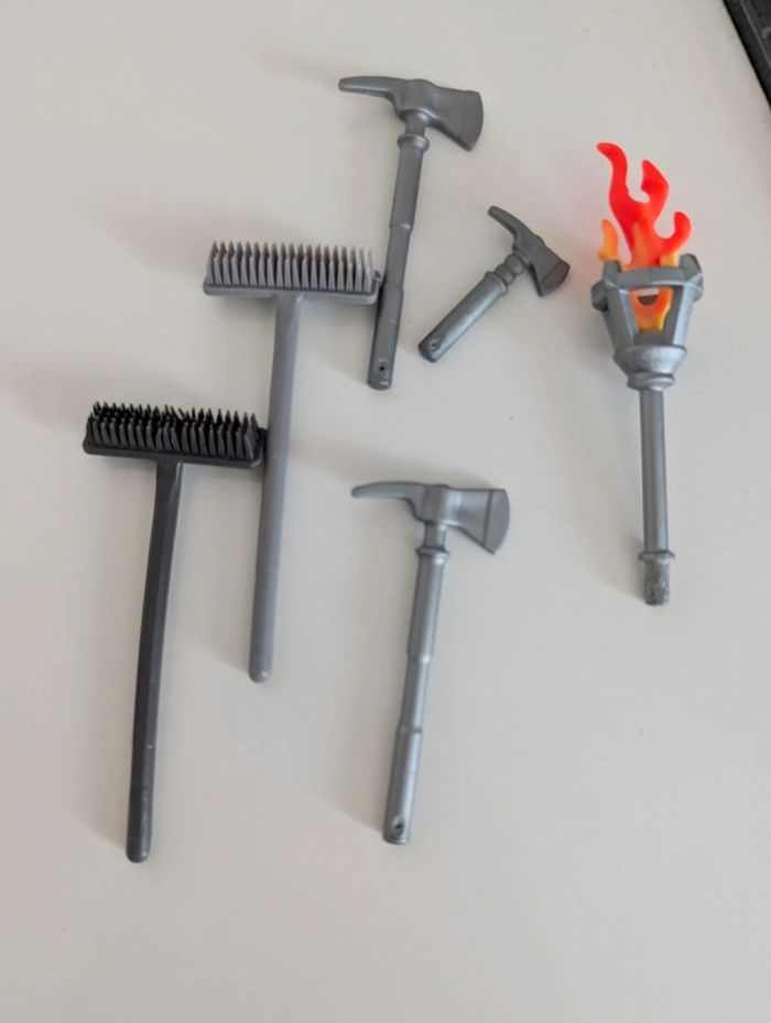 Playmobil lot vrac balai hache flamme - photo numéro 2
