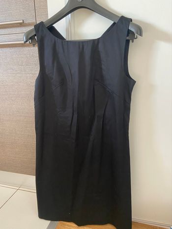 Robe noire neuve droite