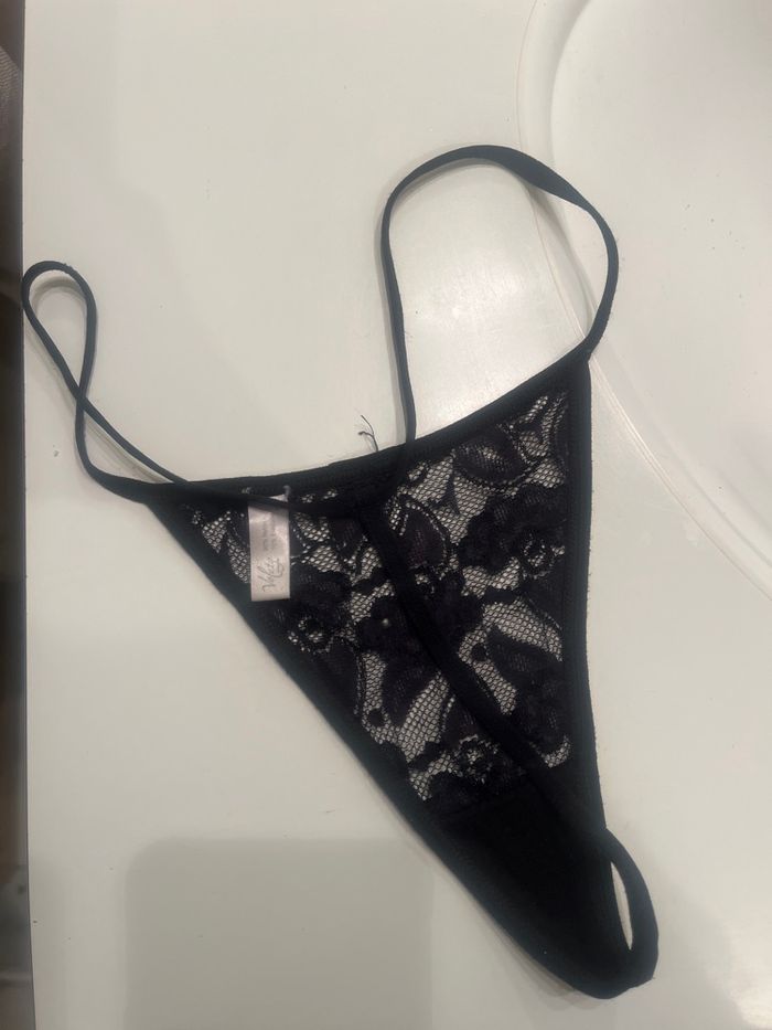 String ficelle noir en dentelle Taille S