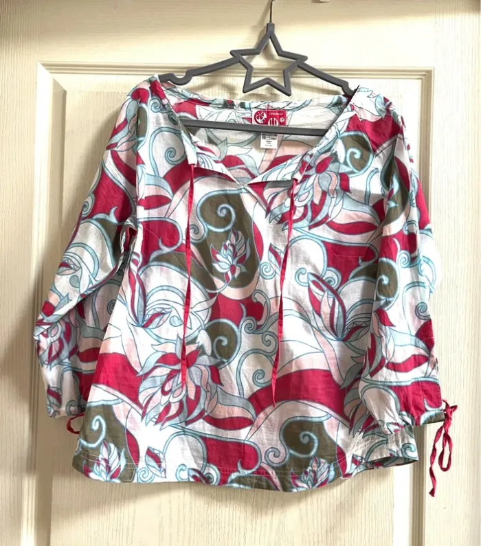 Charmante Blouse avec ses volutes fleuries  T 42 - TBE voile de coton