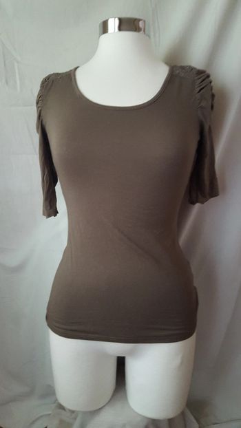 Haut avec petites manches frou-frou .Plus d étiquette mais vaut un 36/38