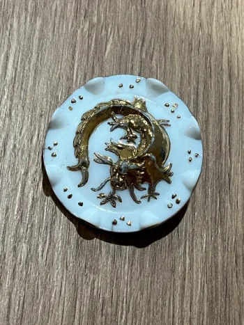 Belle broche ancienne verre blanc et doré motif dragon