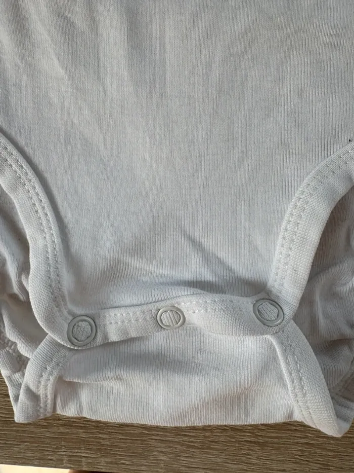 Body MC blanc dentelle H&M 9 mois TBE - photo numéro 4