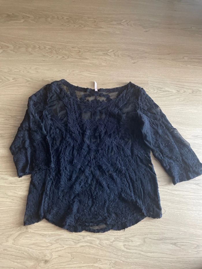 Top en dentelle décorée noire manches 3/4