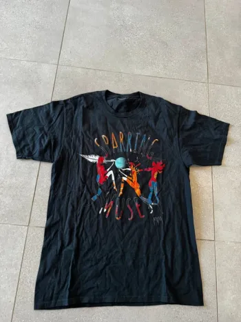 T-shirt noir avec motif, taille M, très bon état