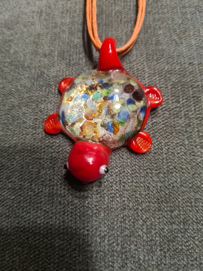 Collier. Tortue. Pâte de verre. Rouge. 30 cm. - photo numéro 4
