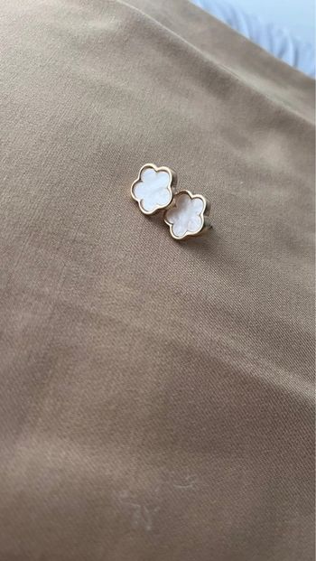Boucle d'oreille fleur blanche