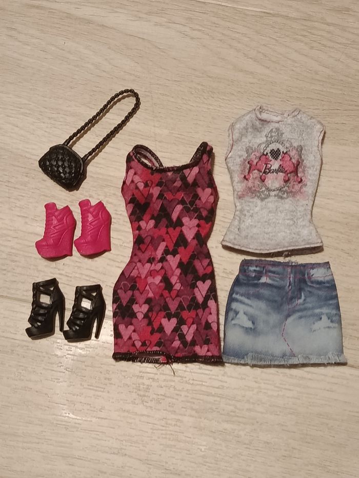 Lot vêtements Barbie