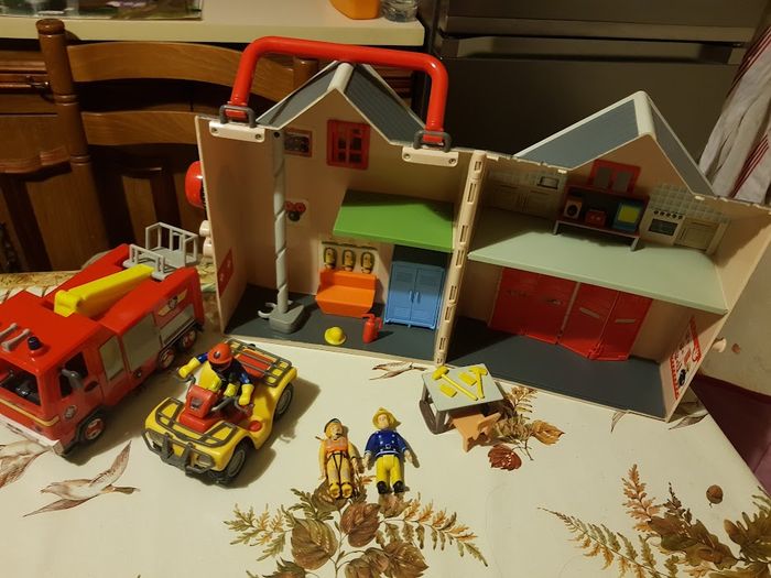 Lot maison caserne Sam le pompier transportable + camion échelle + quad