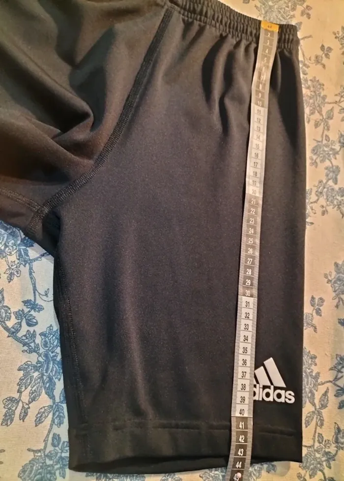 Short adidas taille M - photo numéro 4