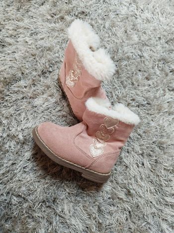 Bottes bébé fille couleur rose moumoute et cœur pointure 20