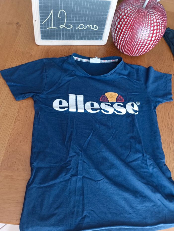 T-shirt Ellesse taille 12 ans en bon état
