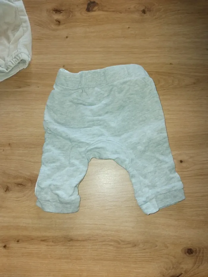 3 pantalons mixte taille 1 mois - photo numéro 4