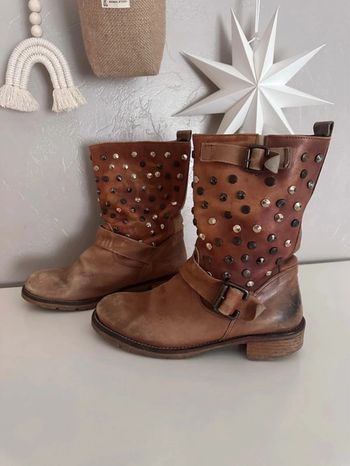 Bottes en cuir et clous/rivets