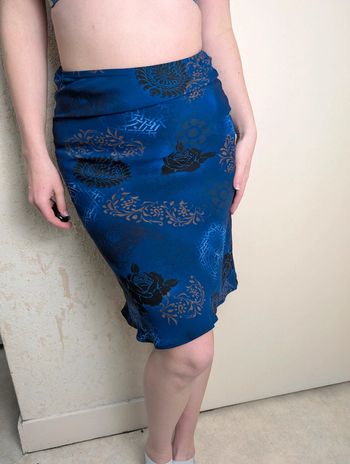 Jupe crayon vintage fleurie noire bleue