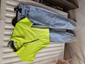 petit ensemble composé d'un jean MOM avec flamme sur le bas