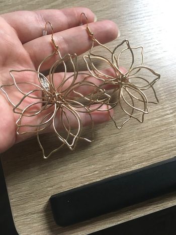 Boucles d’oreilles pendantes NEUVES Pour femme forme grosses fleurs 🌼 couleur doré