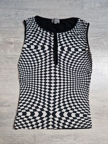 Top Naf Naf noir et blanc motifs géométriques indiqué taille S mais convient à un XS