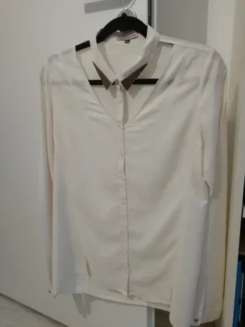 Chemise blanche col métal et découpe