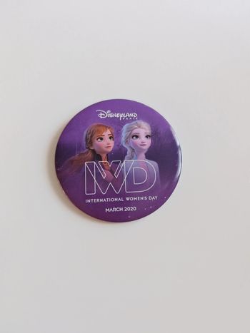 Joli badge reine des neiges fête des mères Disneyland Paris 2020