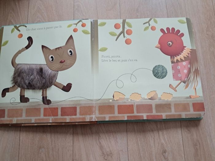 Une poule sur un mur livre à toucher - photo numéro 2