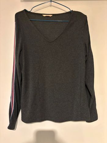 Pull col V de marque Camaïeu en très bon état taille M-38