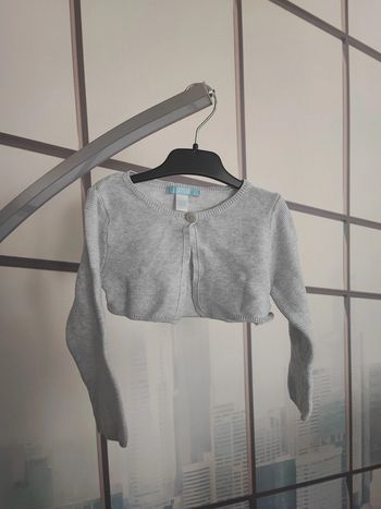 Boléro gris clair taille 18 mois