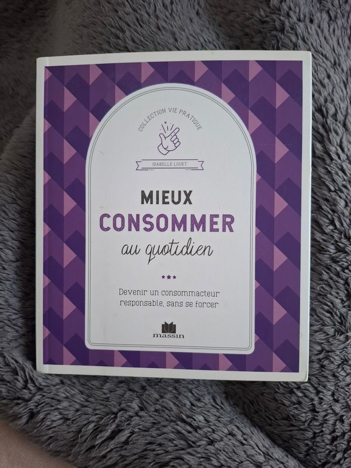 Livre Mieux consommer au quotidien en très bon état