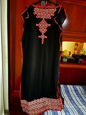 Robe kabyle 2 pièces, couleur noir robes droite et chas en voile, galons  et ceinture assorti