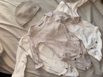 Lot de trois body avec bonnet assorti 