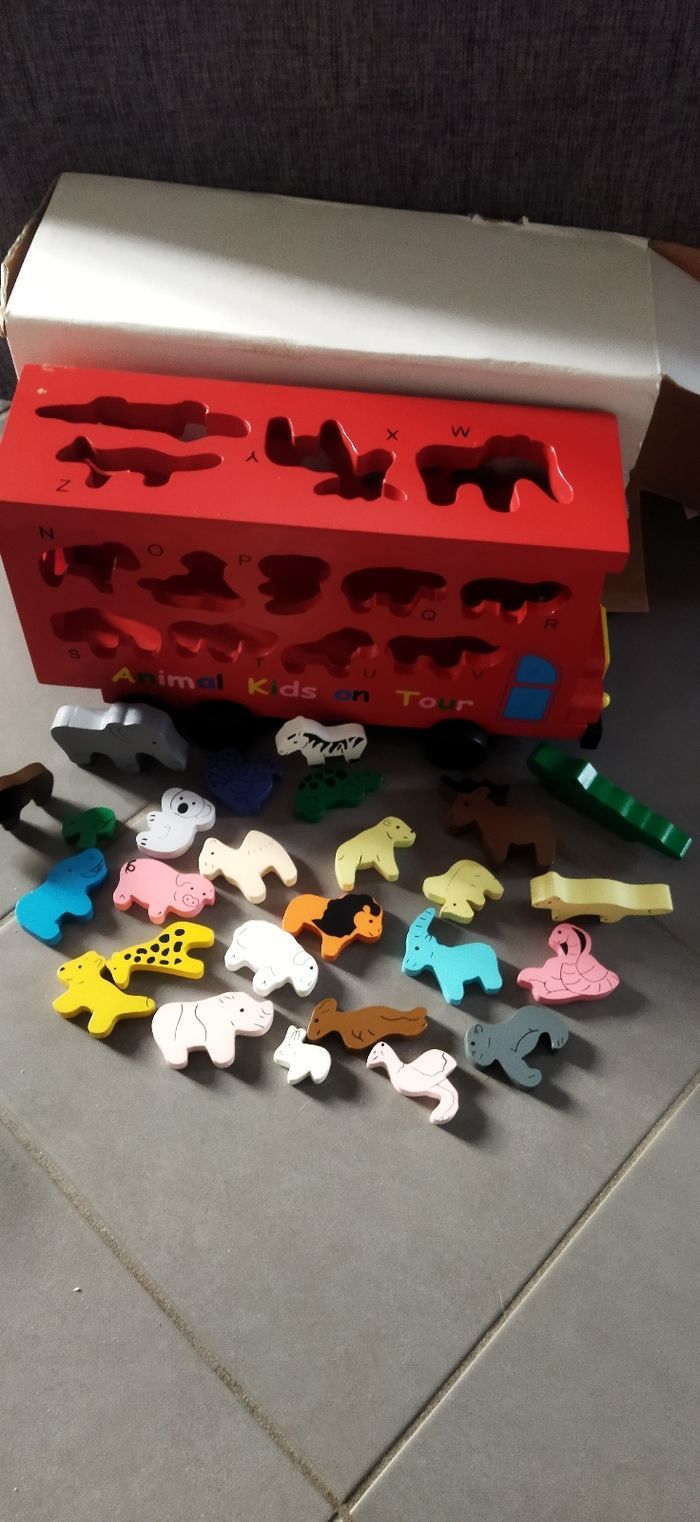 Bus alphabet en bois