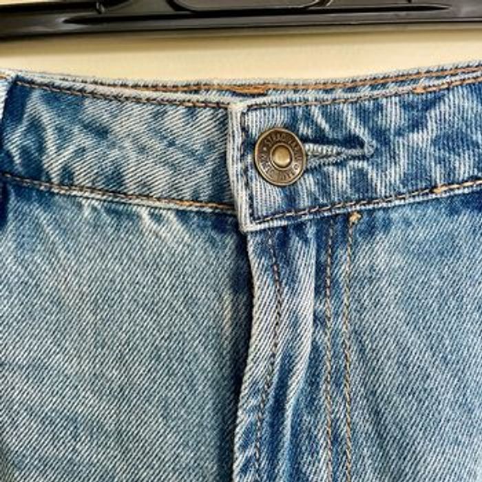 Jean droit bleu clair effet usé Stradivarius taille 42 (L), 100% coton, made in Cambodia V071 - photo numéro 3