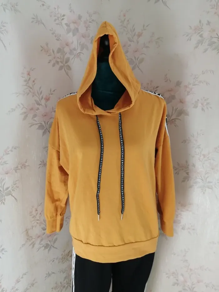 Sweat à capuche fin moutarde avec rubans à message sur les manches / sans marque / (TU) - photo numéro 3