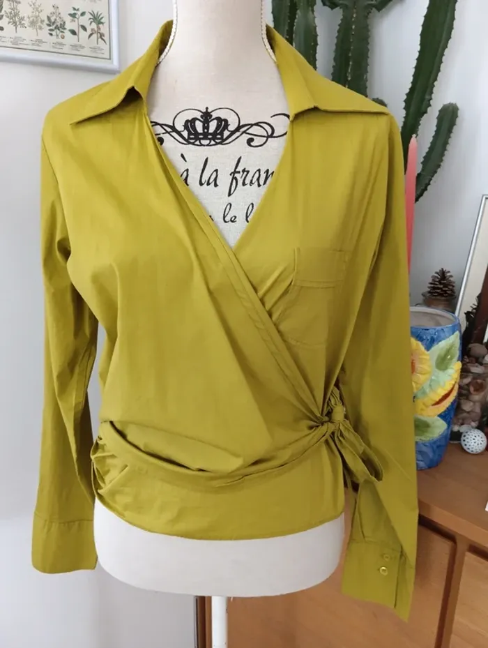 Blouse cache coeur vert olive
La fée maraboutée
Taille 40 - photo numéro 2