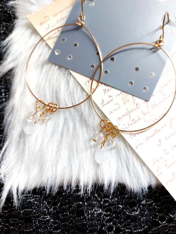 Magnifique paire de boucles d'oreilles pendantes doré avec perles blanches - photo numéro 3