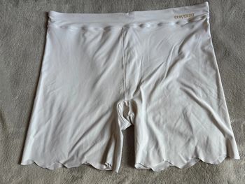 Short moulant taille 48 à mettre en dessous des robes
