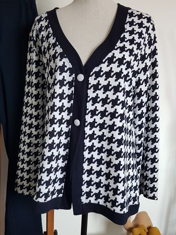 Veste blanche et bleu marine. 2 boutons. Natural. Taille XL, 55cm aux aisselles, 55cm de haut.