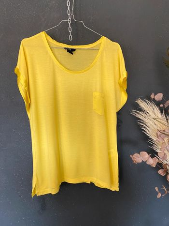 Teeshirt jaune encolure et bord des manches satiné