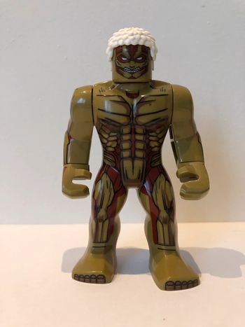 Figurine type lego Titan. Attack on titan