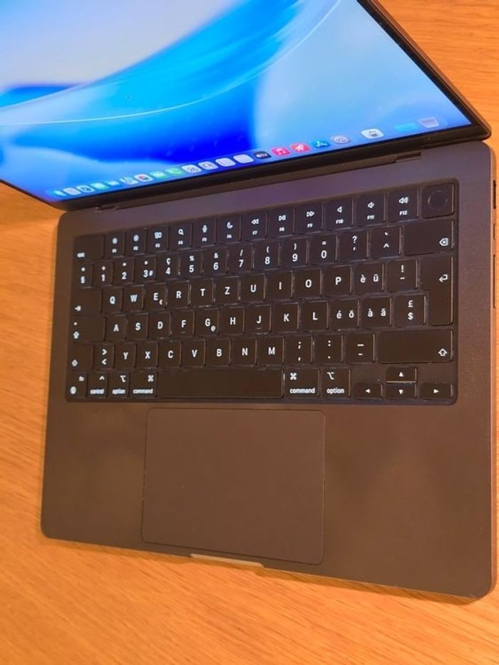 Je vends un MacBook Pro 14" (nov. 2023) en parfait état, comme neuf - photo numéro 4