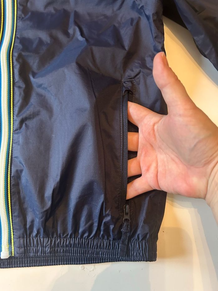 Veste de pluie imperméable très bon état pour garçon taille 6 ans couleur bleu marine - photo numéro 2