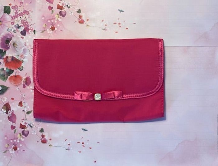 Lancôme – Mignonne pochette rose satinée