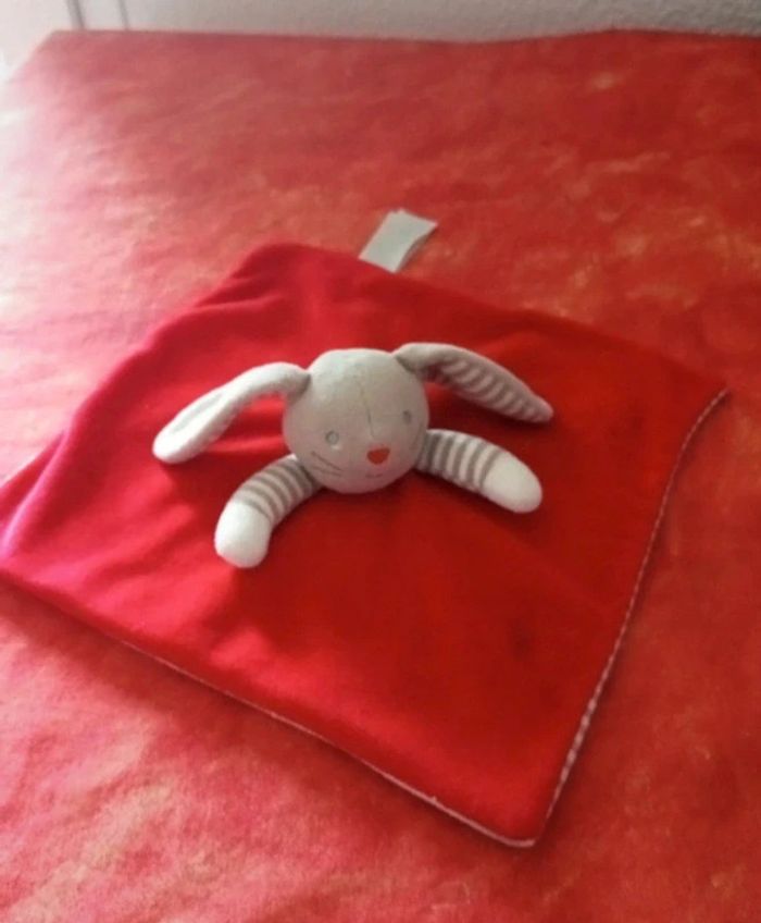 Doudou lapin Obaïbi rouge et gris à rayures