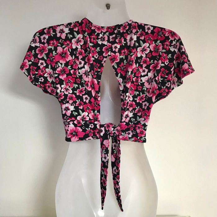 Croptop XS 34 Divided H&M imprimé fleuri à nouer dos semi dos nu manches courtes chauve souris - photo numéro 2